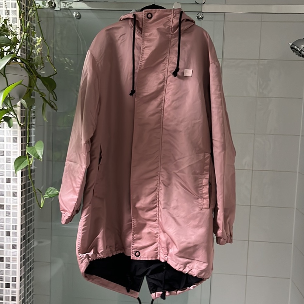 Acne Studio FACE PATCH WATER RESISTANT HOODED PARKA IN Dusty Rose